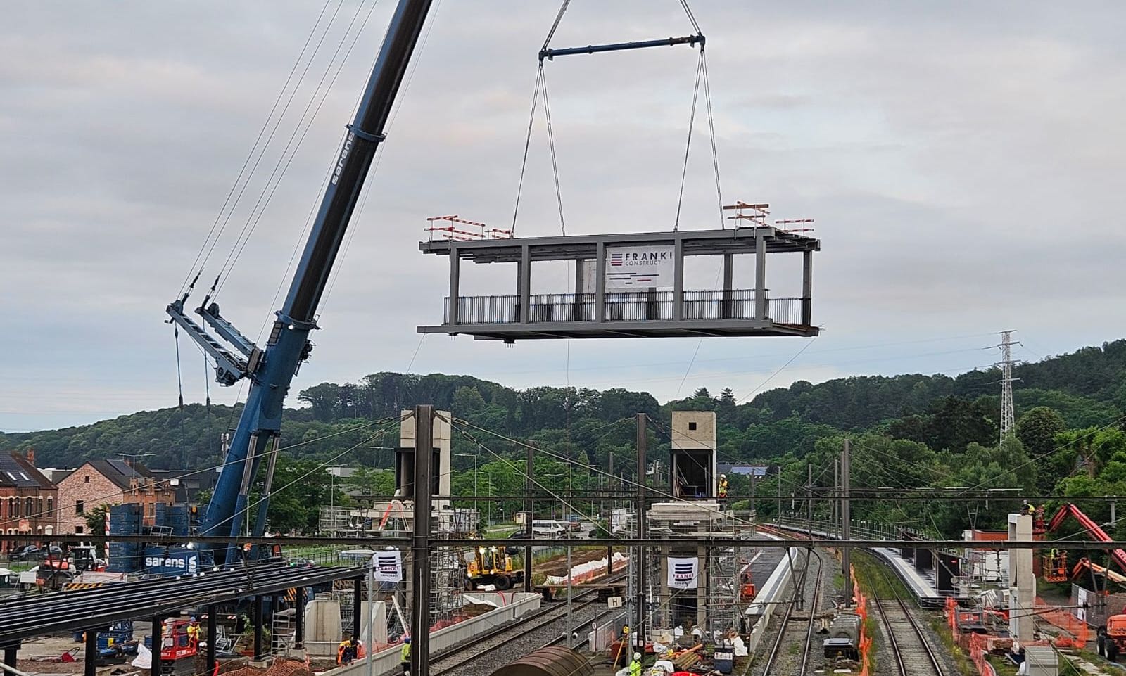Nieuwe passerelle van 150 ton in station Diest op juiste plaats gehesen